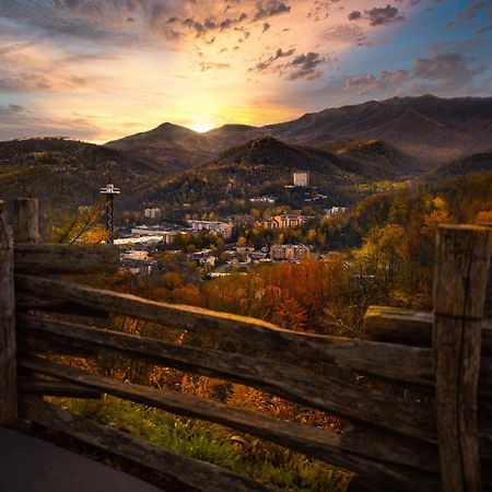 Lazy Bear Lodge, Hot Tub, Resort Pool, Wifi, 1089 Free Tickets Each Paid Day, Dollywood And More Gatlinburg Exterior photo