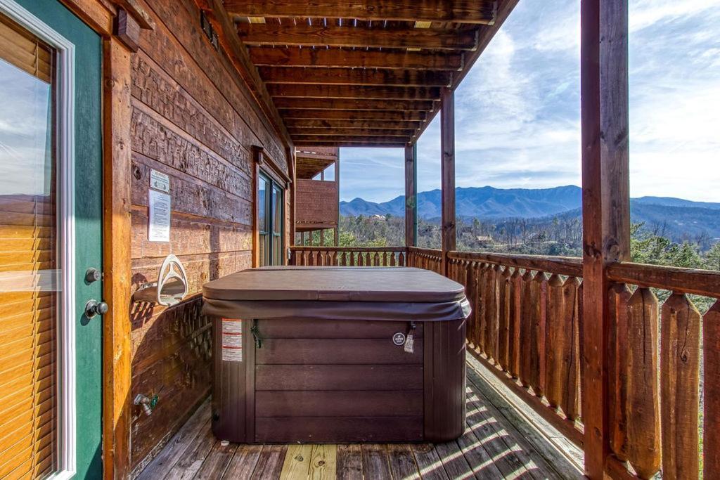 Lazy Bear Lodge, Hot Tub, Resort Pool, Wifi, 1089 Free Tickets Each Paid Day, Dollywood And More Gatlinburg Exterior photo